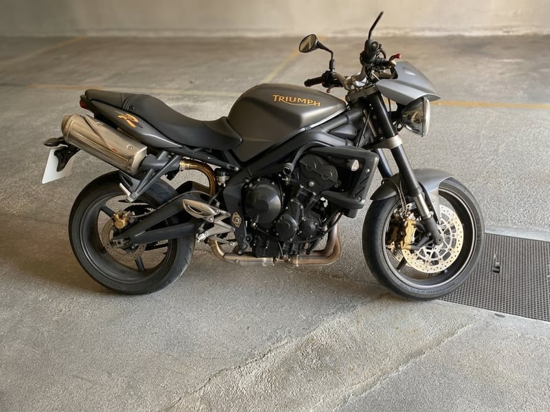 Triumph STREET TRIPLE 675