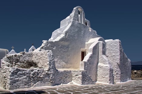 Discover the church of Paraportiani