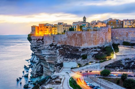Bonifacio, ville perchée sur des falaises entourée de splendides plages
