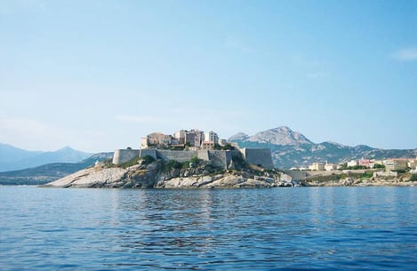 Calvi : Citadelle Historique et Plages Ensoleillées