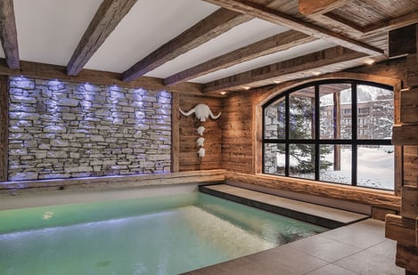 8 chalets d’exception avec piscine intérieure dans les Alpes