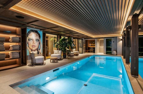 8 chalets d’exception avec piscine intérieure dans les Alpes