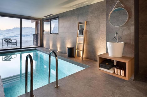 8 chalets d’exception avec piscine intérieure dans les Alpes