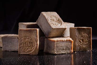 Le savon noir et le Rhassoul : secrets des rituels de beauté marocains