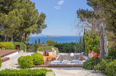 Villa Sol de Verano: Mediterranean elegance and a panoramic pool 