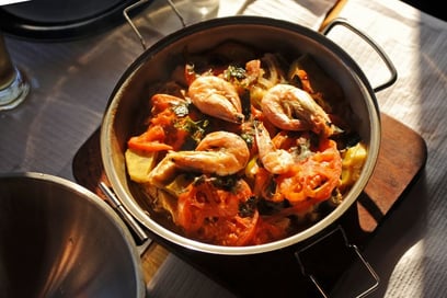 Cuisinez une délicieuse cataplana de fruits de mer, le plat emblématique de l'Algarve