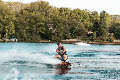 Essayez-vous aux sports nautiques