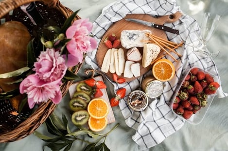 Picnic near the Luberon lakes