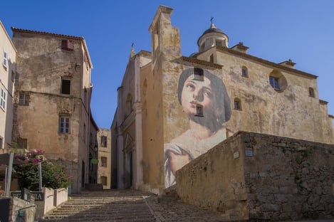 Une ville fortifiée tournée vers la mer