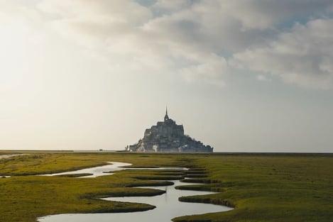 Le Mont Saint-Michel, un monastère médiéval français entouré par la mer