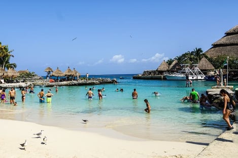 Bronzer sur la plage de Playa Paraiso et manger un plat typique au bord de l’eau
