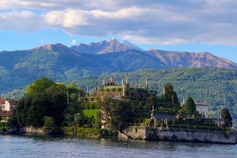 2- Stop to contemplate the beauty of the Borromean Islands