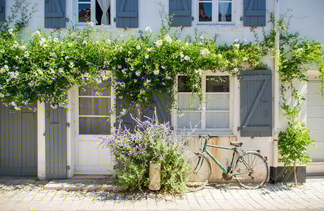 What are the best ways to get to Île de Ré from the UK?