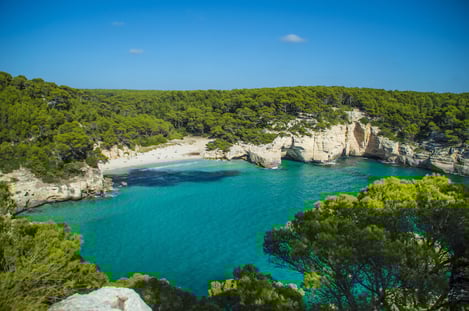 Avec des plages désertes
