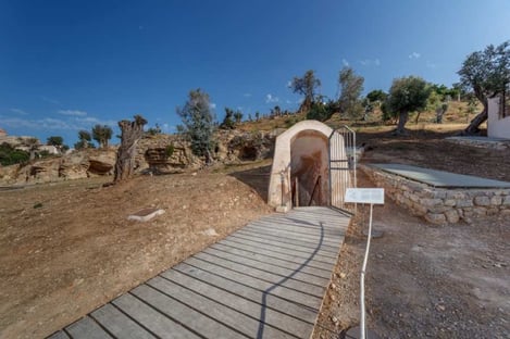 The Labyrinth of Hypogea