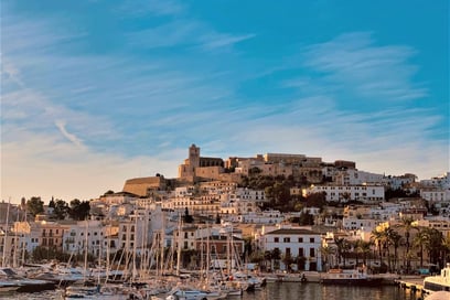 Une promenade dans les rues pavées de Dalt Vila, la vieille ville historique d'Ibiza