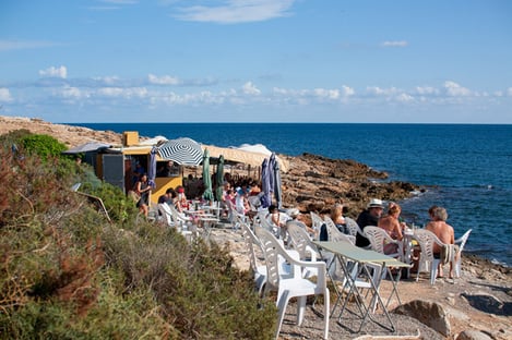 Tanit Beach Bar, Playa d'En Bossa: A Family-friendly Spot on the Party Beach