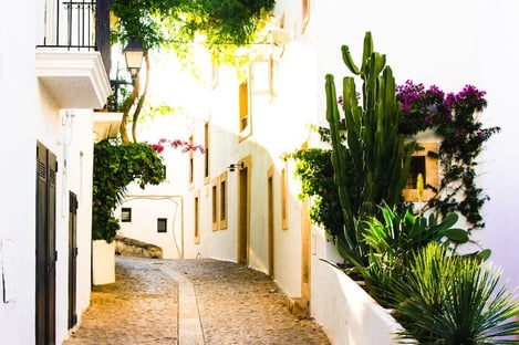 3- Pasea por el centro histórico de Dalt Vila