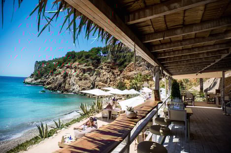 Amante Ibiza: cool elegance, with you feet in the sand