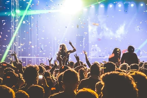 Faire la fête dans les boîtes de la plage