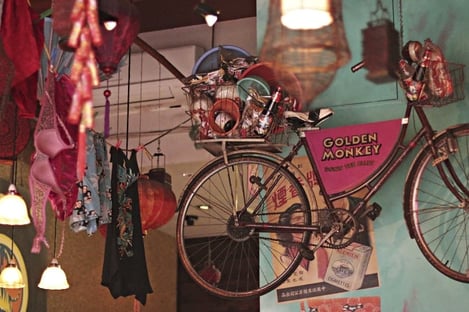 Passer son temps dans les boutiques hippies