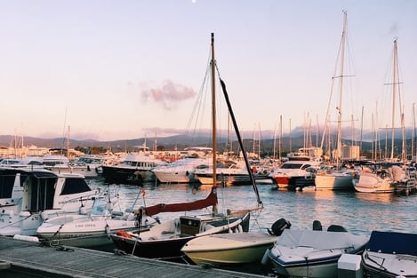 3 . Try delicious seafood in a harbour restaurant