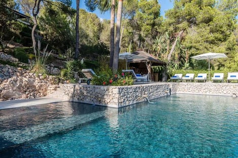 10. Rent a luxury villa with Villanovo