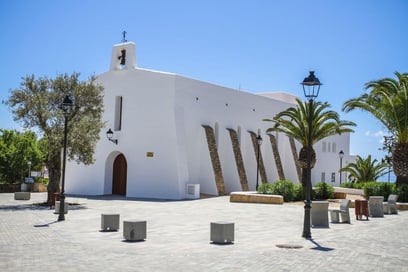 Direction Es Cubells, charmant village d’Ibiza