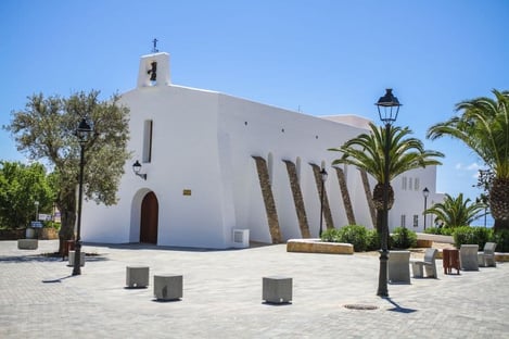 Direction Es Cubells, charmant village d’Ibiza