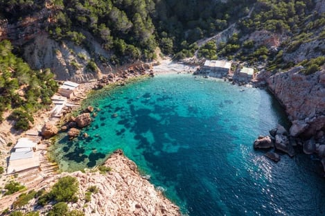 Direction Es Cubells, charmant village d’Ibiza