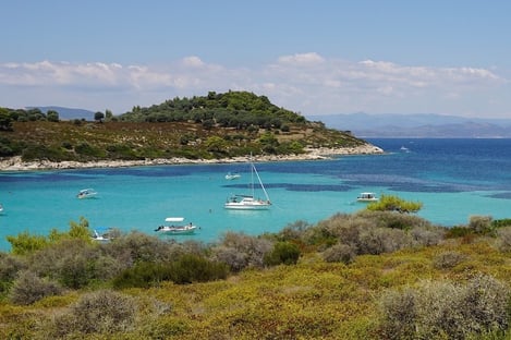 Prendre un bateau et naviguer sur les eaux turquoises