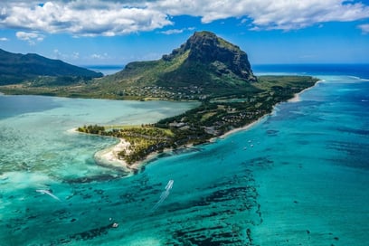 What is the situation in Mauritius regarding the management of the oil spill?