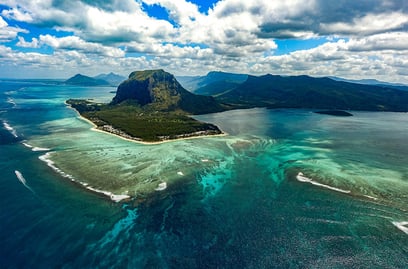 Marvel at the Mauritius underwater waterfall illusion in the ocean 