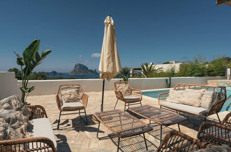 Villa White Pink à Ibiza : piscine à débordement avec vue