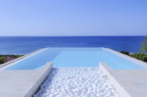 Piscine chauffée : une baignade à tout moment.
