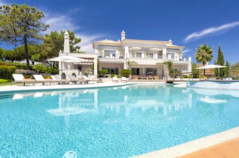 Villas in Ile de Ré and Algarve: combination of luxury and traditions