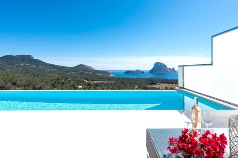 Les piscines à débordements sous le soleil de la Méditerranée