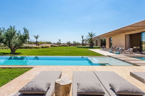 Une piscine à débordement sous le soleil tropical d’Afrique