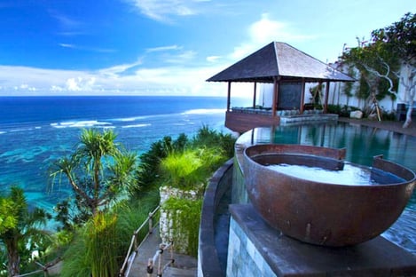 Asie : une piscine à débordement au milieu d’un cadre enchanteur