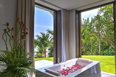 6 luxurious villas with personalised services