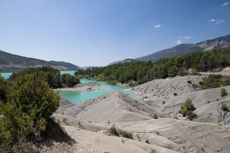 Lac de Yesa, Pyrenees, Spain: beautiful colours meet interesting sensations underfoot