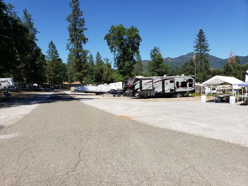 Lakeshore Villa RV Park gallery 1