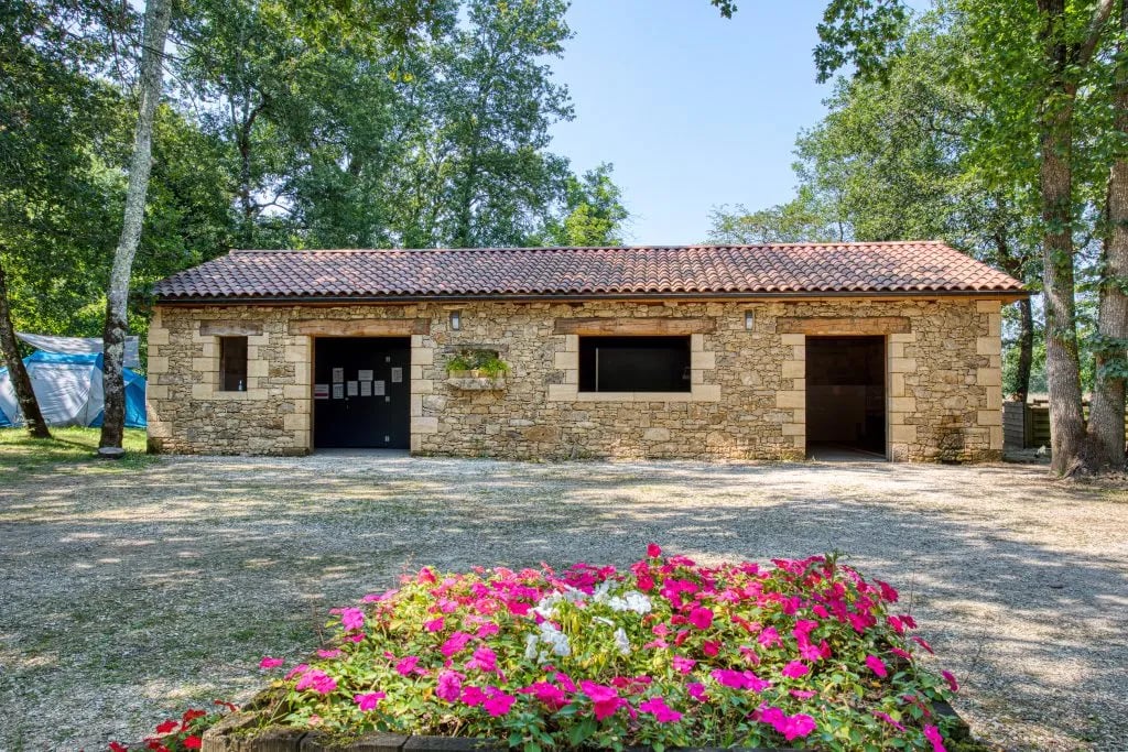 Camping Le rocher De La Cave***