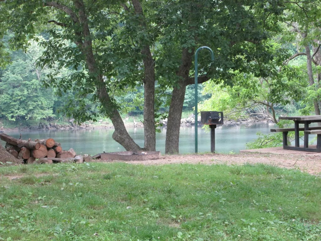 COE Bull Shoals Lake Dam Site Park