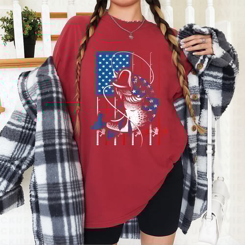 USA Flag Fishing T-Shirt for Men and Women Patriotic Fish Gift for Fishing Lovers
