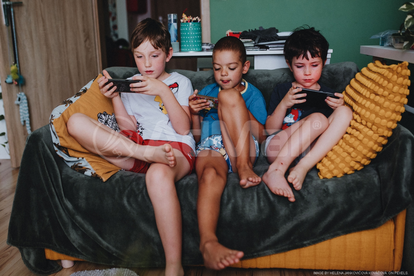 threekidsandtkreephones