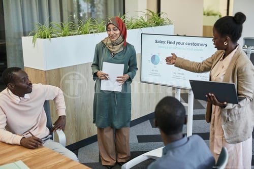 womanpresentinginmeeting