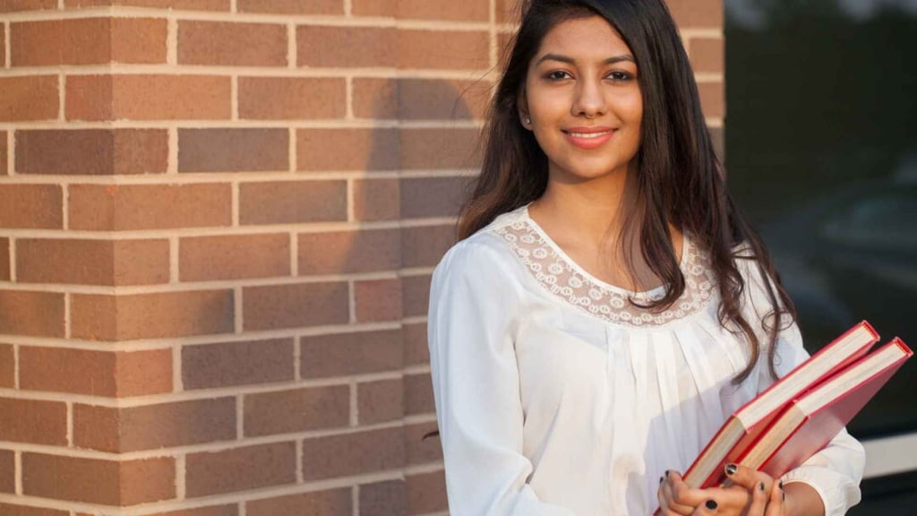 electronics and communication engineering student going to college