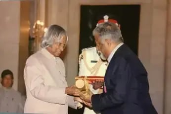 Sudarshan receiving the Padma Vibhushan Award in 2007 from the then President of India, Dr. A. P. J. Kalam.