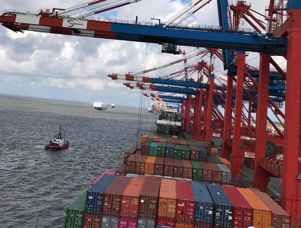 Containerschiff auf See — Referenzbereich Marine & Werften